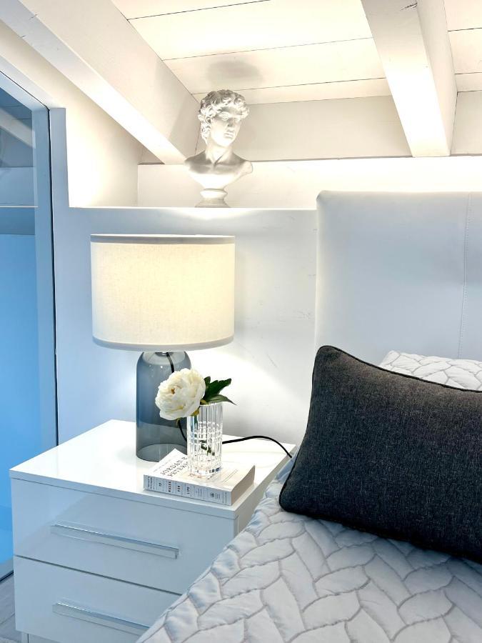 Paganini Suites And Apartments Сірміоне Екстер'єр фото